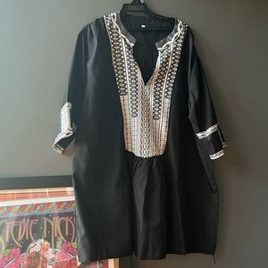 NWOT ladies black patterned vneck tunic